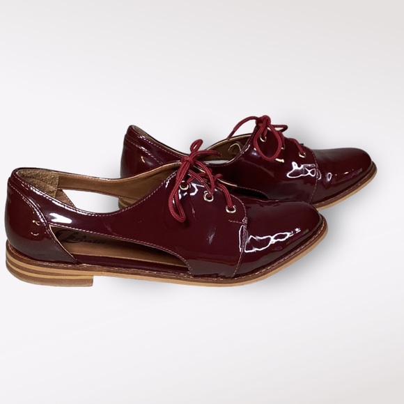 Bata Patent Leather Women’s Shoe Lace Up Loafers Gold Eye Wine Sz 36 Side Cutout - Picture 4 of 9